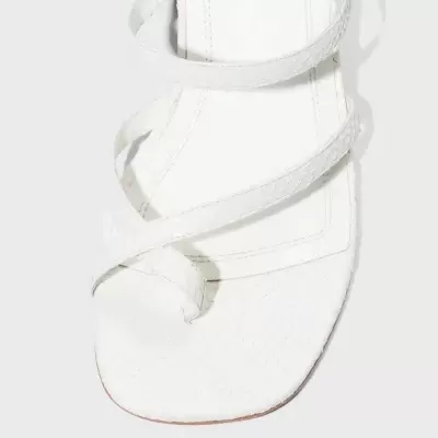 Sandália branca fina com tiras e sola quadrada