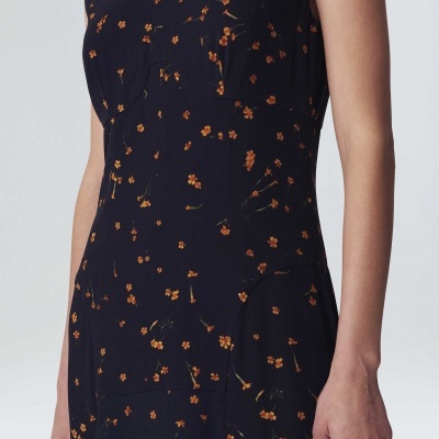 Vestido preto sem mangas com padrão floral laranja