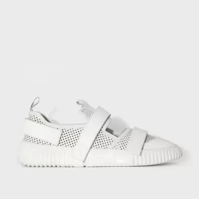 Sandália branca com tiras largas e sola grossa texturizada