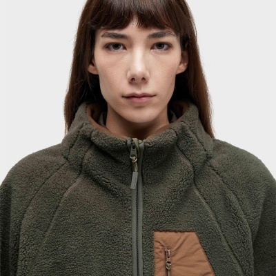 Casaco fleece verde-oliva com bolso castanho e fecho de correr