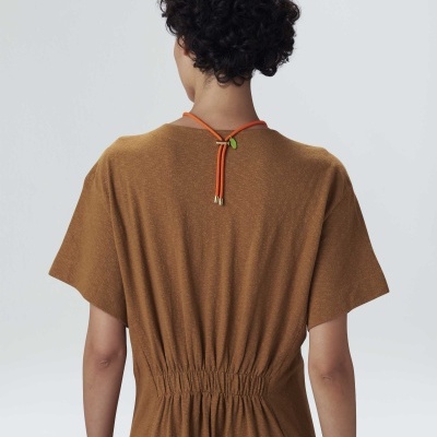 Veste castanha com cordão laranja e verde no pescoço vista de trás