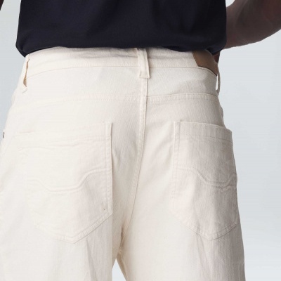 Calças de ganga bege clara vistas de costas com bolsos traseiros