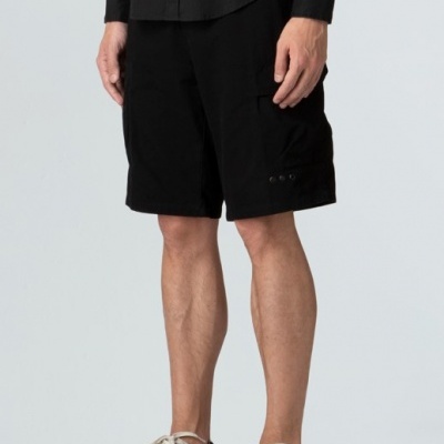 Calções masculinos pretos com bolso lateral e ténis brancos