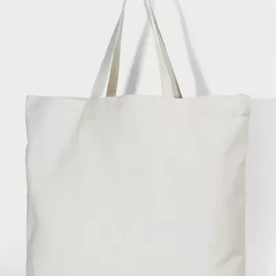 Saco de pano branco com alças finas e texto OSKLEN