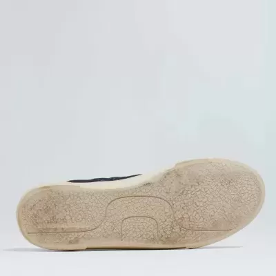 Sola de sapato clara com textura craquelada vista de baixo