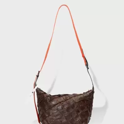 Bolsa castanha em pele com escamas e alça laranja