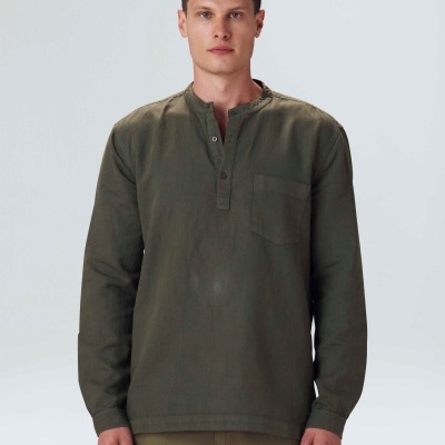 homem a usar camisola verde-oliva de manga comprida com gola mandarim e bolso no peito