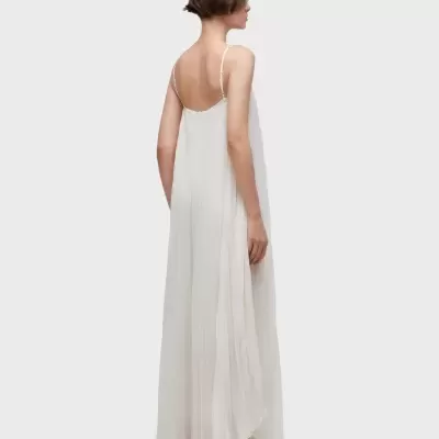 Vestido longo branco com alças finas ajustáveis visto de costas