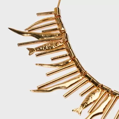 Colar dourado com pendentes em forma de peixes e tubos