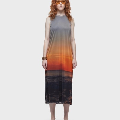Vestido midi com padrão de pôr do sol e óculos de sol âmbar