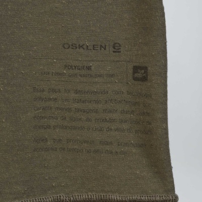 Bainha de tecido verde oliva com texto impresso preto e costura visível