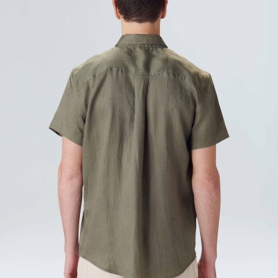 Camisa verde caqui de manga curta vista de costas