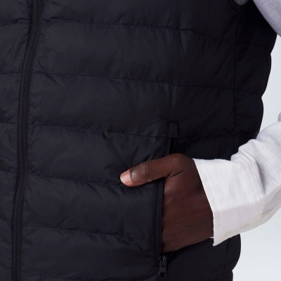 Colete acolchoado preto com fecho e bolso lateral