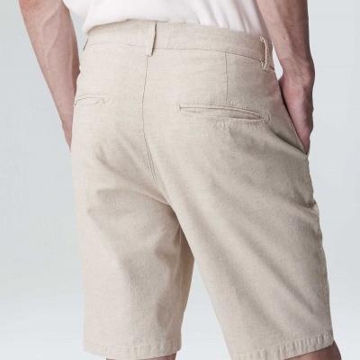 Bermuda masculina bege vista de costas