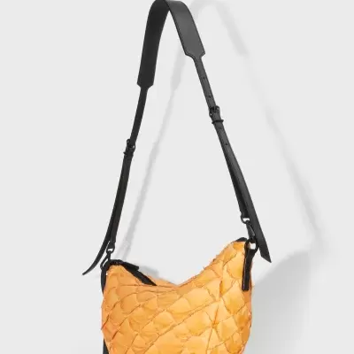 Bolsa de ombro acolchoada laranja com alça preta ajustável