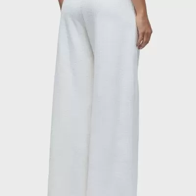 Calças brancas largas texturadas vista de trás
