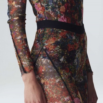 Conjunto justo transparente com padrão floral e cinto preto.