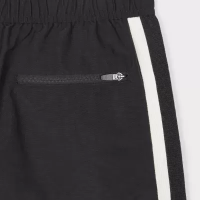 Calças ou calção pretos com risca lateral branca e bolso com fecho