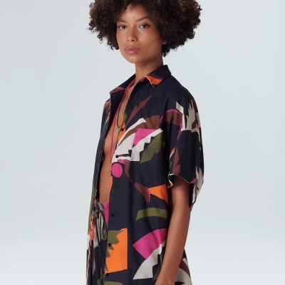 Vestido tipo camisa com padrão geométrico colorido em modelo feminina