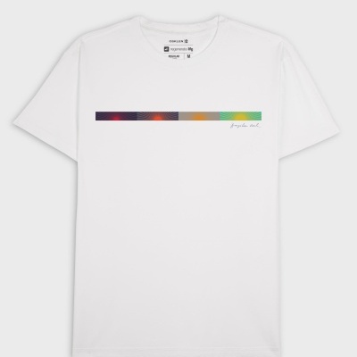 T-shirt branca com estampado colorido e texto Brazilian soul no peito
