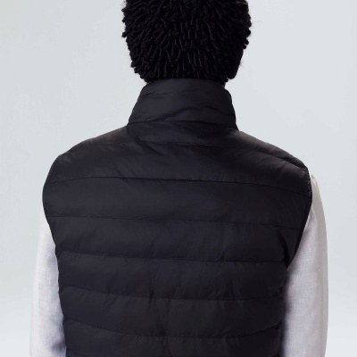 Colete acolchoado preto visto de costas com gola alta e gorro preto.