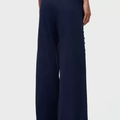 Calças largas azuis escuras vistas de trás