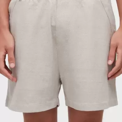 Calções bege claro de tecido com bolsos e cós alto