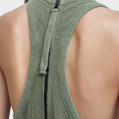 Parte traseira de peça de vestuário verde-oliva com fecho de correr