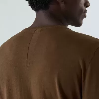 Pulôver masculino castanho com costura vertical nas costas, visto de perfil