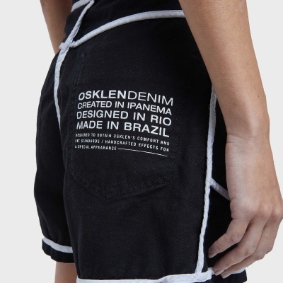 Calções pretos com costuras brancas e texto branco no bolso traseiro