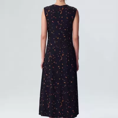 Vestido comprido preto com padrão floral colorido visto de costas