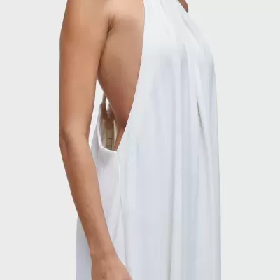 Vestido longo branco com costas abertas e tecido fluido
