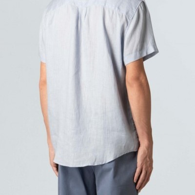 Camisa de manga curta cinzenta clara vista de trás