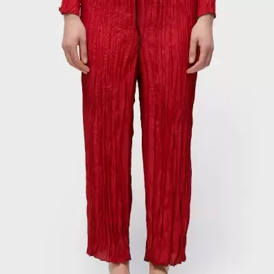 Calças vermelhas plisadas em tecido acetinado com corte reto