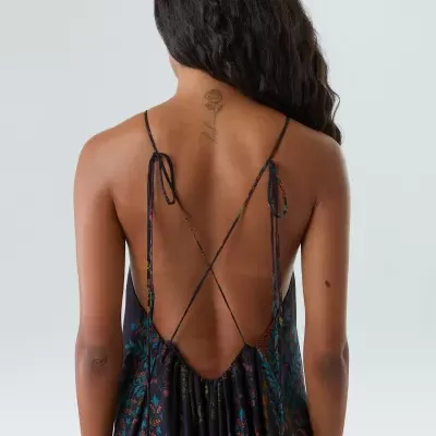 Vestido floral preto com alças cruzadas nas costas