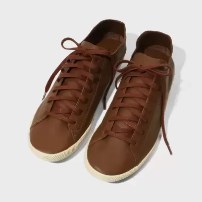 Sapatilhas castanhas em couro com atacadores e sola branca