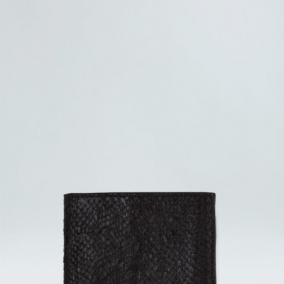 Carteira preta em couro com textura de escamas