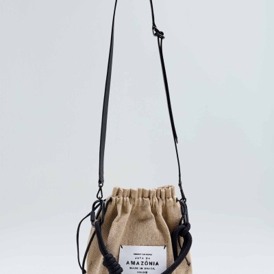 Mala tiracolo bege com cordões pretos e etiqueta branca