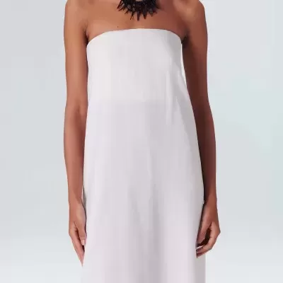 vestido longo branco sem alças em modelo com colar preto