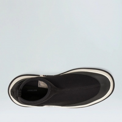 Tênis desportivo preto com sola branca e detalhes em borracha preta