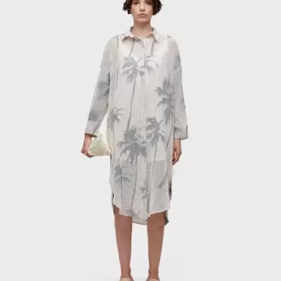 Vestido camisola branco transparente com padrão de palmeiras e acessório