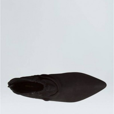 Sapatilha preta de camurça de bico fino vista de cima