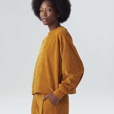 Conjunto feminino de veludo amarelo mostarda com sweat e calças e punhos castanhos