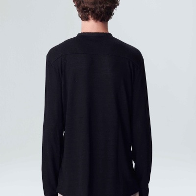 Camisola preta de manga comprida vista por trás