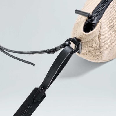 Mala bege com fecho preto e etiqueta de pele CALVIN KLEIN