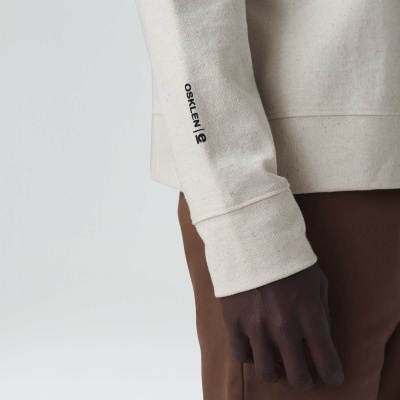 Manga de sweatshirt bege claro com logo OSKLEN preta e calças castanhas escuras