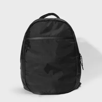 Mochila preta com bolso frontal e alça de transporte