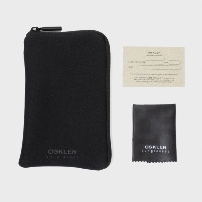 Estojo preto para óculos, pano de microfibra preto e cartão de garantia OSKLEN