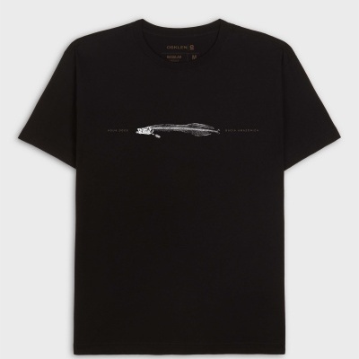 T-shirt preta com estampa de peixe e texto ÁGUA DOCE e BACIA AMAZÓNICA