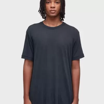 Camisola cinzenta escura de manga curta com gola redonda num modelo masculino